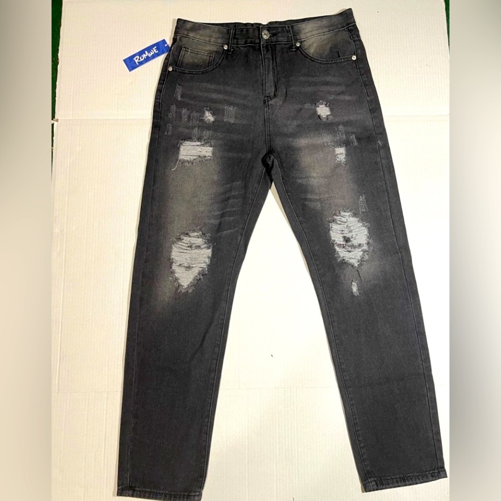 NWT GUYS RIPPED JEANS SIZE 32"